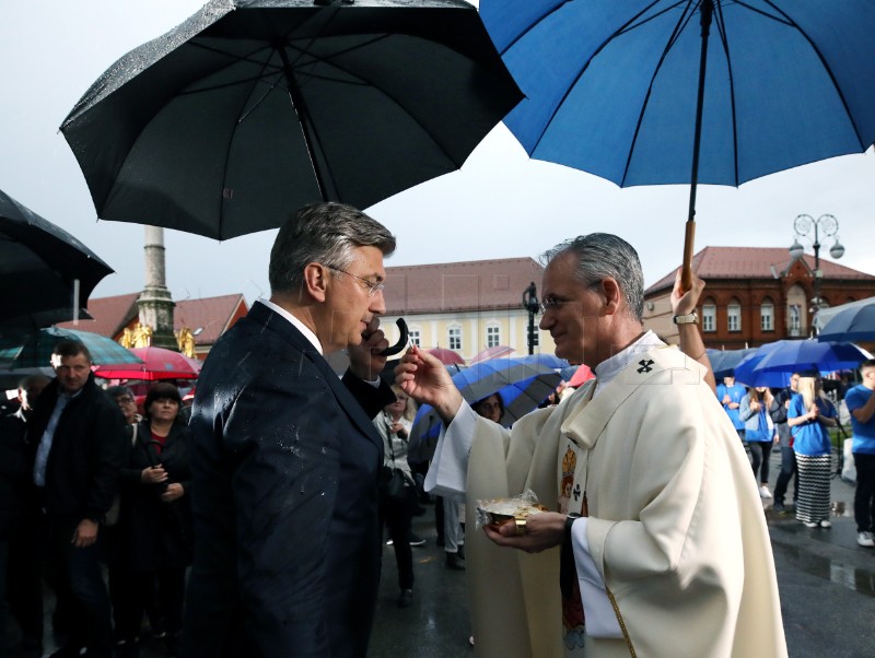 Božićna čestitka premijera Plenkovića zagrebačkom nadbiskupu mons. Kutleši