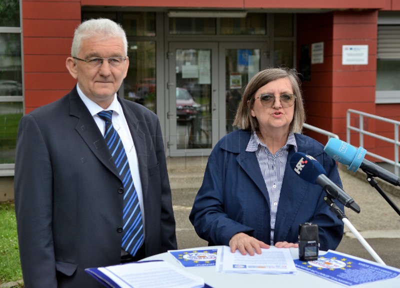 Umirovljenici zajedno u Karlovcu - osloboditi bake i djedove aliementacije