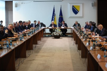 BiH: Blokade traju a Varhelyi uvjerava političare da nastave provoditi reforme