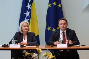 BiH: Blokade traju a Varhelyi uvjerava političare da nastave provoditi reforme