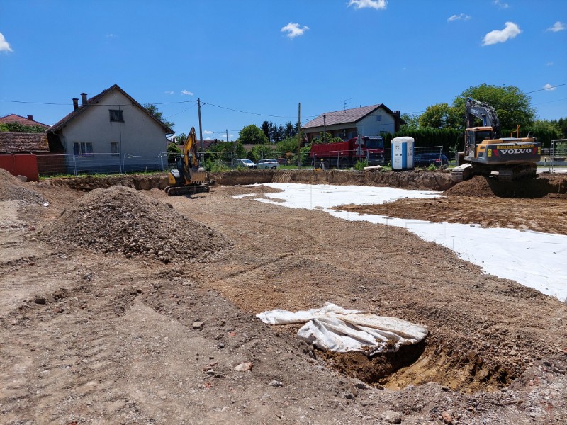 Bačić na polaganju kamena temeljca za izgradnju višestambene zgrade u Lekeniku