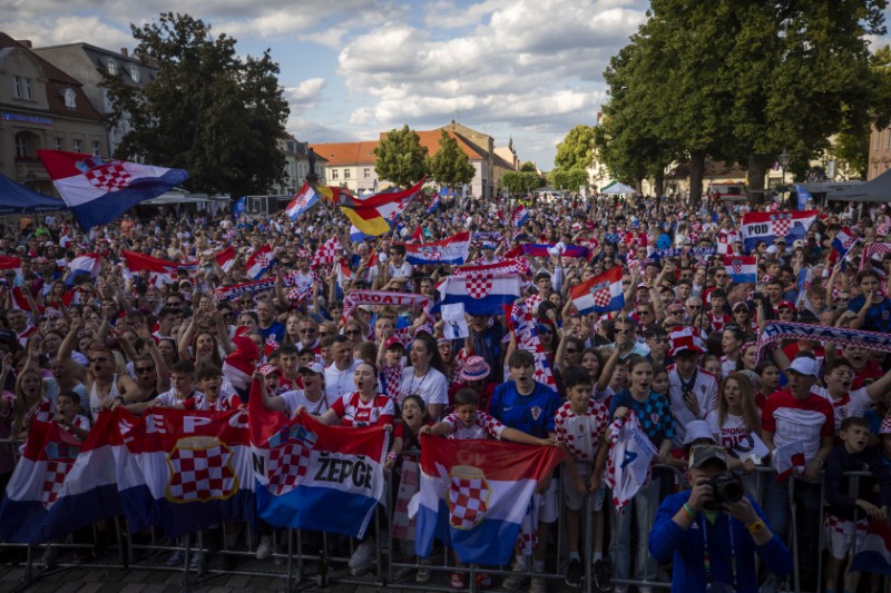 "Vatreni" doputovali u Neuruppin, dočekale ih tisuće navijača