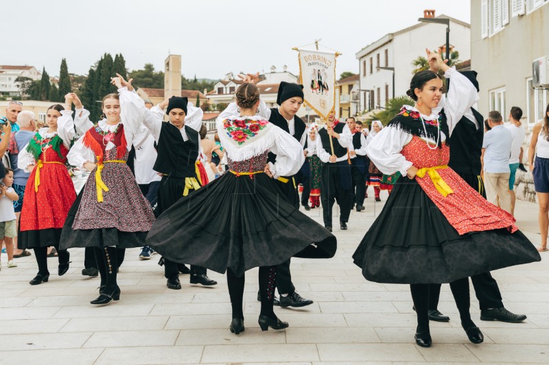 Krčki festival folklora u Malinskoj uz zvuke sopela, domaćeg kanta i krčkih tanca