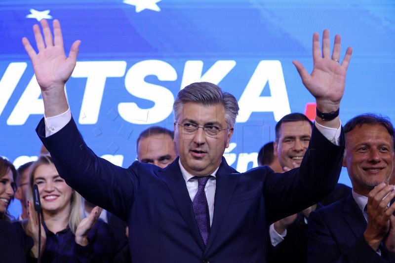 Plenković pozdravio okupljene u stožeru HDZ-a