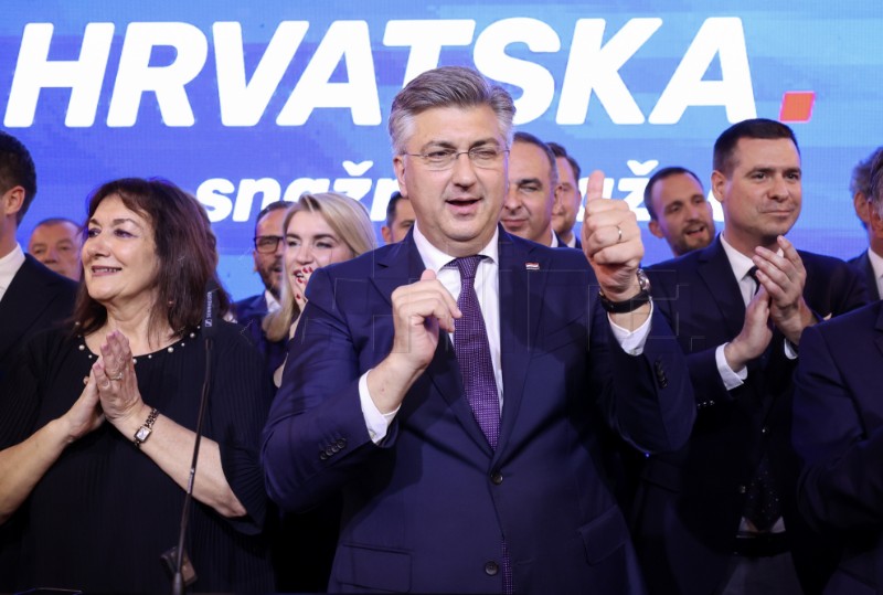 Plenković pozdravio okupljene u stožeru HDZ-a