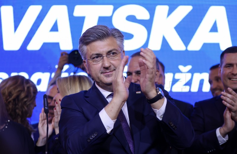 Plenković pozdravio okupljene u stožeru HDZ-a