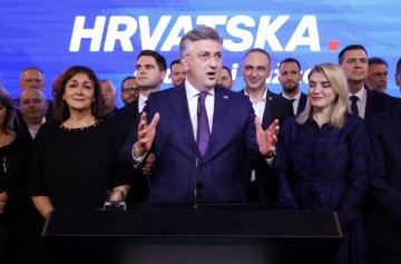 Plenković pozdravio okupljene u stožeru HDZ-a