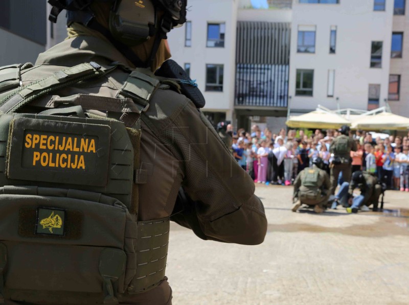 Rijeka: Kampanja "Postani policajac" predstavljena ispred OŠ Nikola Tesla