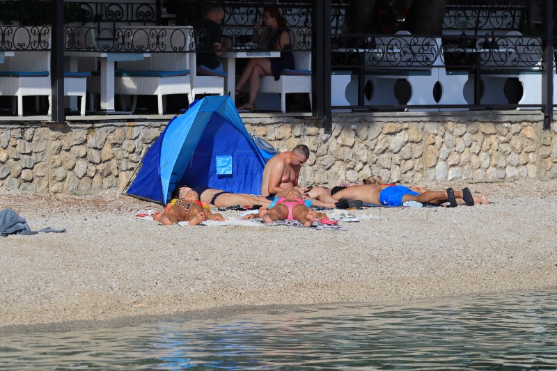 Makarska gradska plaža sredinom lipnja