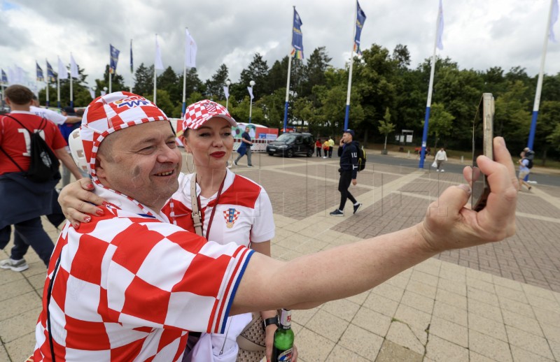 Hrvatski navijači ispred Olimpijskog stadiona u Berlinu