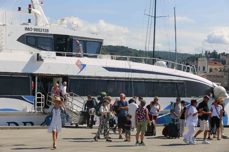 Rijeka: Katamaran Kata uplovio u riječku putničku luku