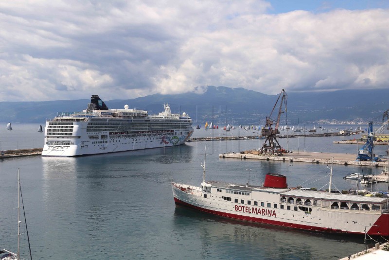 Rijeka: Kruzer Norwegian Pearl prvi put uplovio u riječku luku