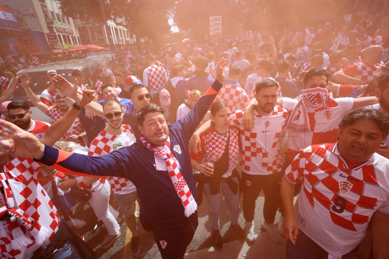 EURO2024: Hrvatski navijači razvili 100-metarsku zastavu u Hamburgu