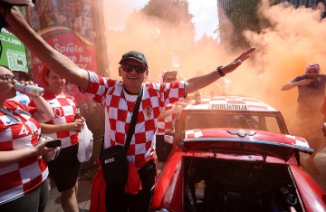 EURO2024: Hrvatski navijači razvili 100-metarsku zastavu u Hamburgu