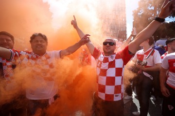 EURO2024: Hrvatski navijači razvili 100-metarsku zastavu u Hamburgu