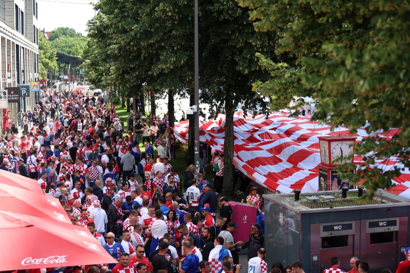 EURO2024: Hrvatski navijači razvili 100-metarsku zastavu u Hamburgu