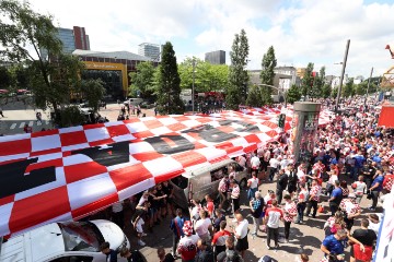 EURO2024: Hrvatski navijači razvili 100-metarsku zastavu u Hamburgu