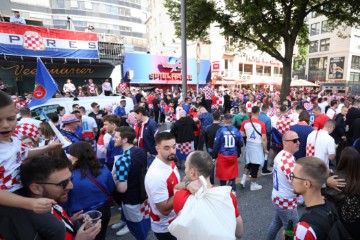 EURO2024: Hrvatski navijači razvili 100-metarsku zastavu u Hamburgu