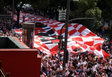 EURO2024: Hrvatski navijači razvili 100-metarsku zastavu u Hamburgu