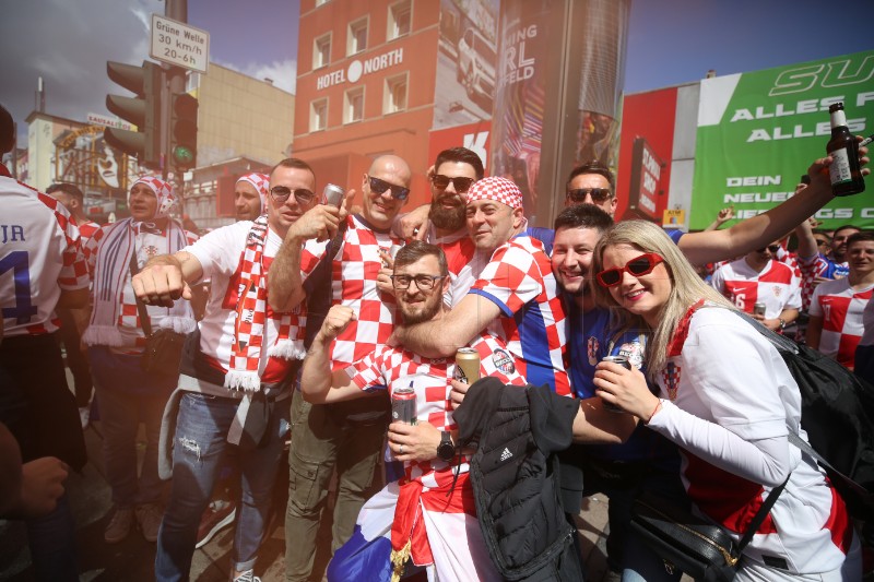 EURO2024: Hrvatski navijači razvili 100-metarsku zastavu u Hamburgu