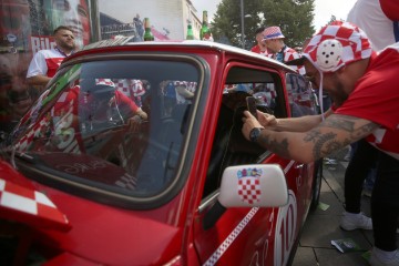 EURO2024: Hrvatski navijači razvili 100-metarsku zastavu u Hamburgu