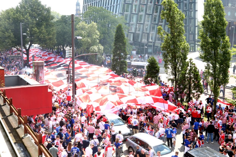 EURO2024: Hrvatski navijači razvili 100-metarsku zastavu u Hamburgu