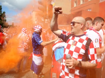 EURO2024: Hrvatski navijači razvili 100-metarsku zastavu u Hamburgu