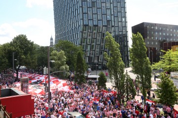 EURO2024: Hrvatski navijači razvili 100-metarsku zastavu u Hamburgu