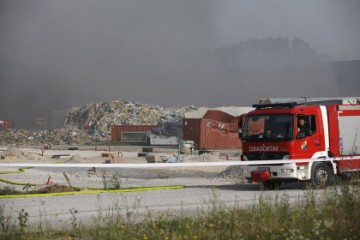 Ugašen veći dio požara koji je planuo u tvrtki EKO FLOR u Zaprešiću