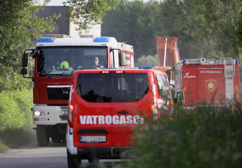 Ugašen veći dio požara koji je planuo u tvrtki EKO FLOR u Zaprešiću