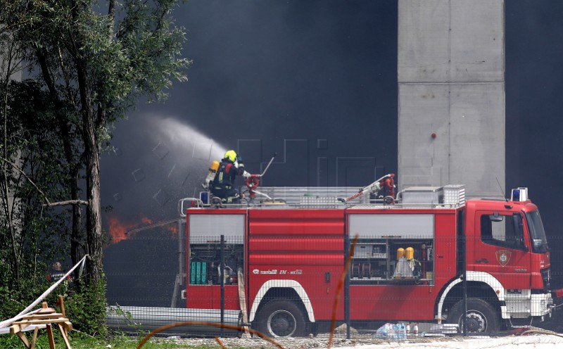 Ugašen veći dio požara koji je planuo u tvrtki EKO FLOR u Zaprešiću