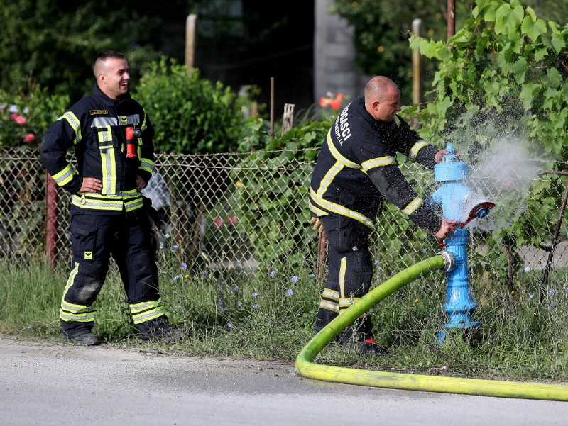 Ugašen veći dio požara koji je planuo u tvrtki EKO FLOR u Zaprešiću