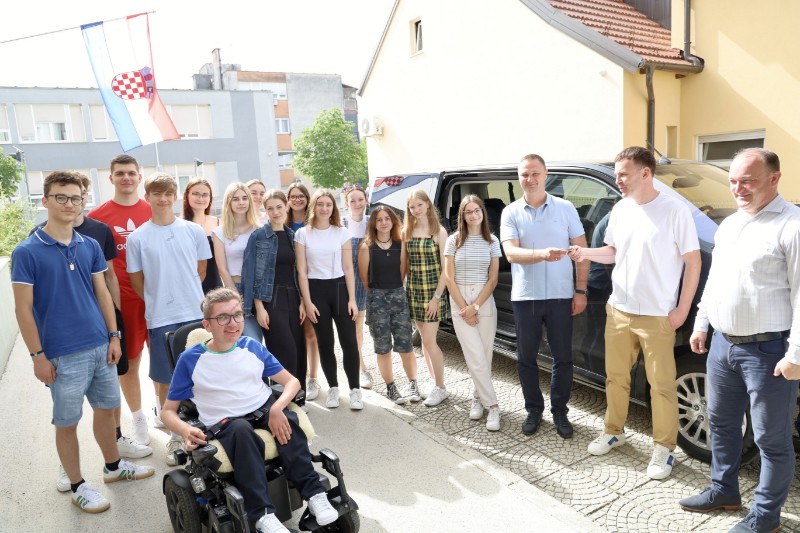 Srednjoj školi u Garešnici na raspolaganju novo kombi vozilo