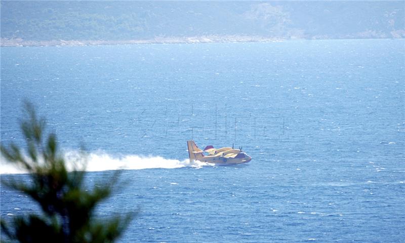 Uz pomoć kanadera lokaliziran požar kod Dubrovnika