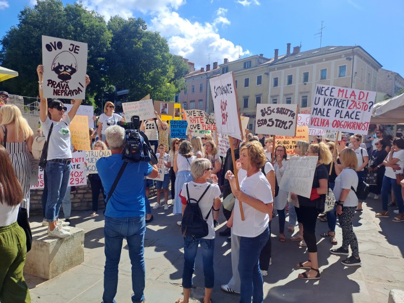 Zaposlenici pulskih vrtića prosvjedovali ispred Komunalne palače