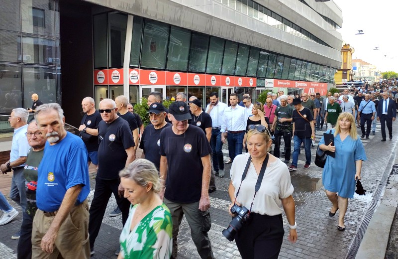 Mimohodom Osijek obilježio Dan osječkih branitelja