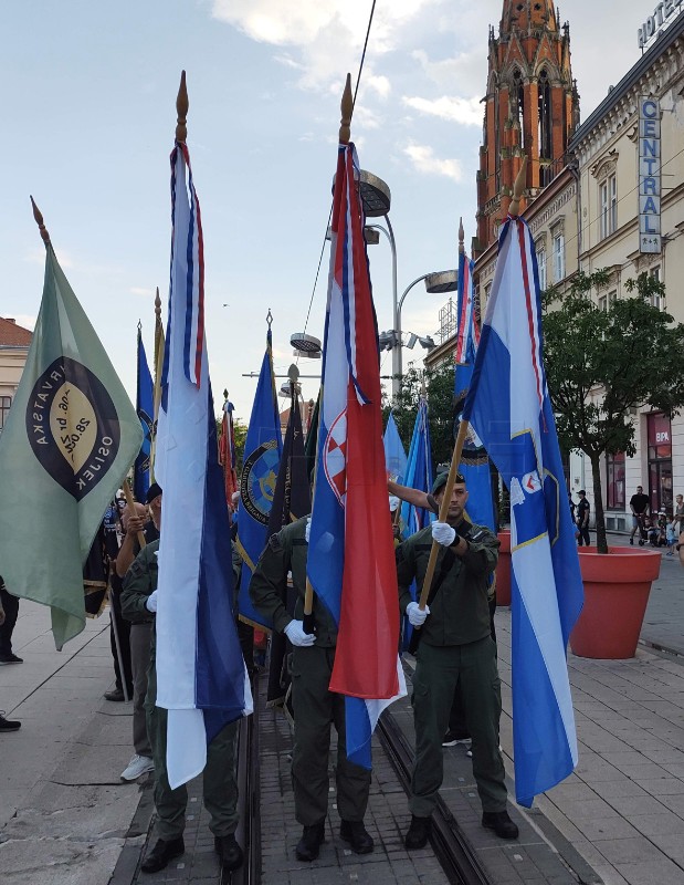 Mimohodom Osijek obilježio Dan osječkih branitelja