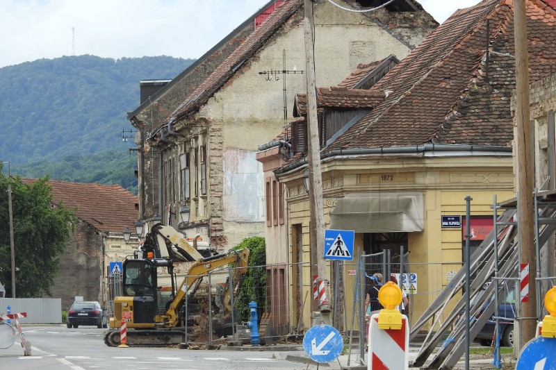 Ministri Obuljen Koržinek i Bačić u obilasku gradilišta u Petrinji