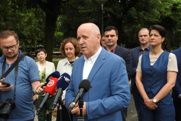 Ministri Obuljen Koržinek i Bačić u obilasku gradilišta u Petrinji