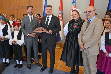 Milanović ugostio folklornu grupu iz Australije koja održava turneju po Hrvatskoj