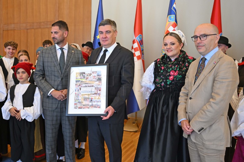 Milanović ugostio folklornu grupu iz Australije koja održava turneju po Hrvatskoj