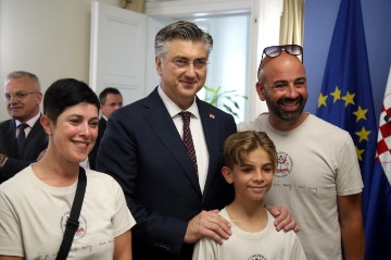 Plenković primio Hrvatsku folklornu grupu Zagreb iz Pertha