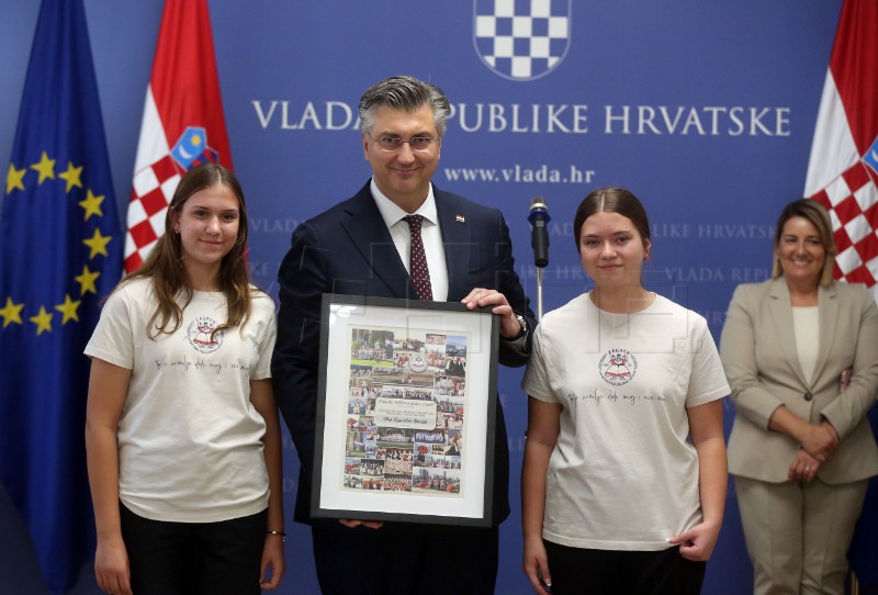 Plenković primio Hrvatsku folklornu grupu Zagreb iz Pertha