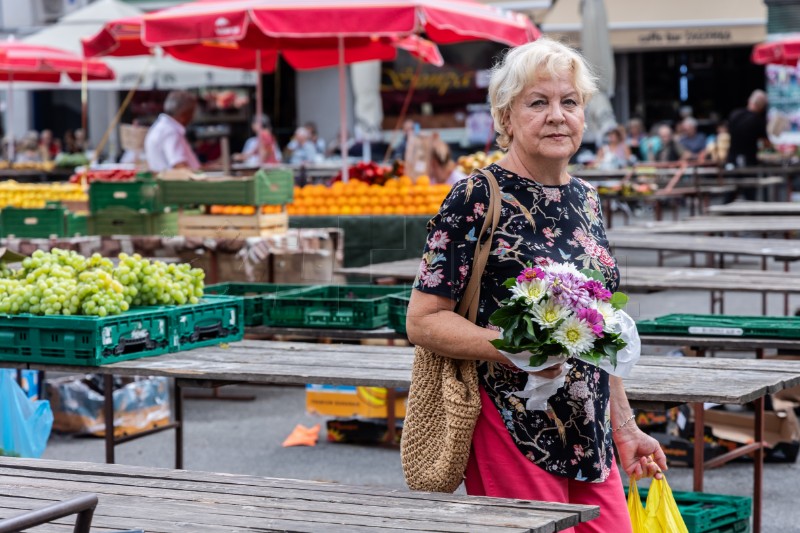 Jutarnja trgovina na tržnici Dolac