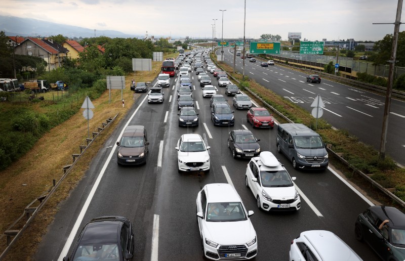 Kolona na naplatnim kućicama u Lučkom