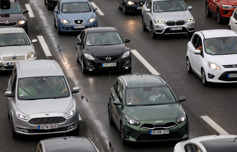 Kolona na naplatnim kućicama u Lučkom