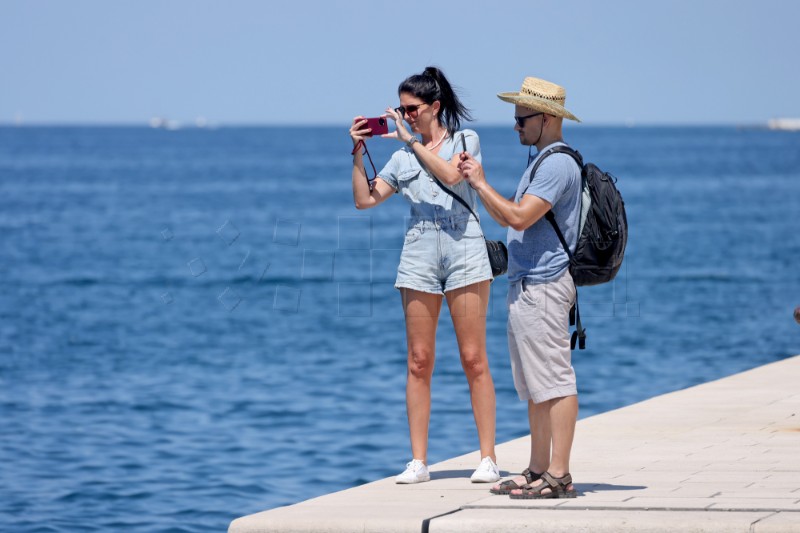 Zadar - turisti u šetnji poluotokom