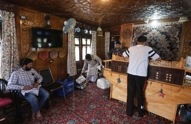 INDIA KASHMIR FLOATING POST OFFICE