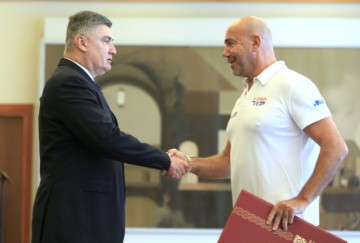 Zoran Milanović uručio odlikovanja hrvatskoj vaterpolskoj reprezentaciji