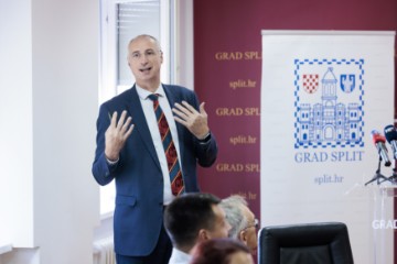 Gradonačelnik Ivica Puljak sa suradnicima održao konferenciju za novinare